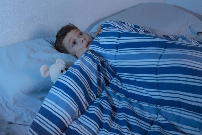 ילד מפחד במיטה